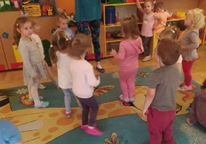 Dzieci ilustrują ruchem piosenkę "Gimnastyka rączek".